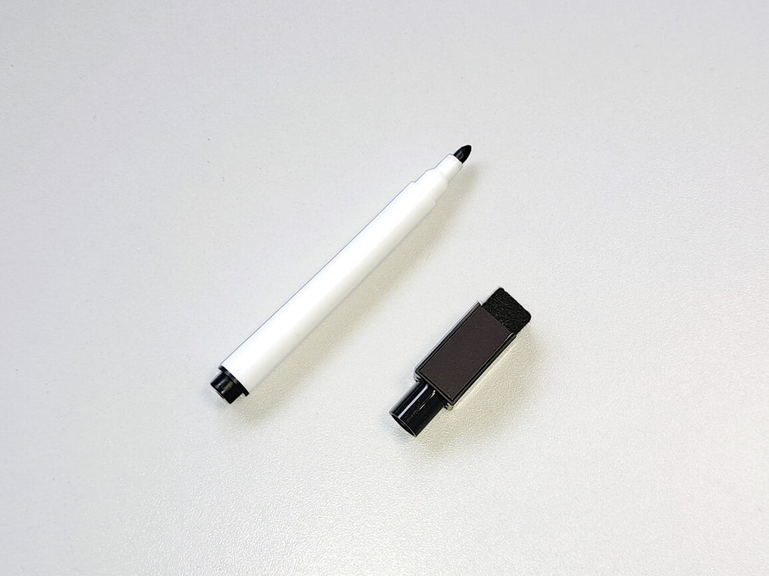 Mini feutre noir effaçable avec bouchon effaceur magnétique