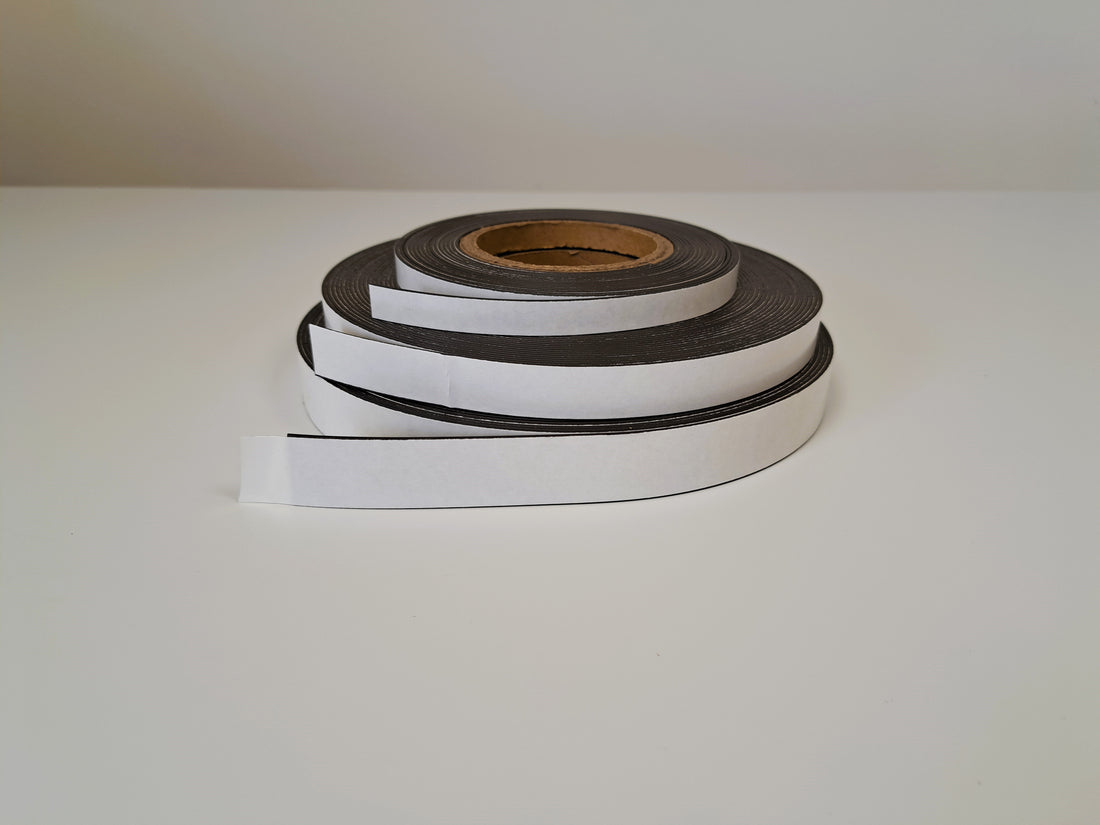 Bande magnétique adhésive